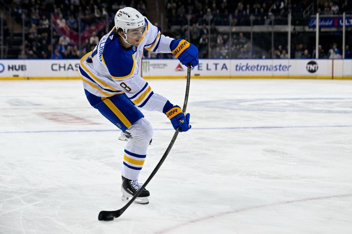 8 de abril de 2026; Nova Iorque, Nova Iorque, EUA; O defensor do Buffalo Sabres, Michael Kesselring (8), tenta um chute contra o New York Rangers durante o primeiro período no Madison Square Garden. Crédito obrigatório: Dennis Schneidler-Imagn Images