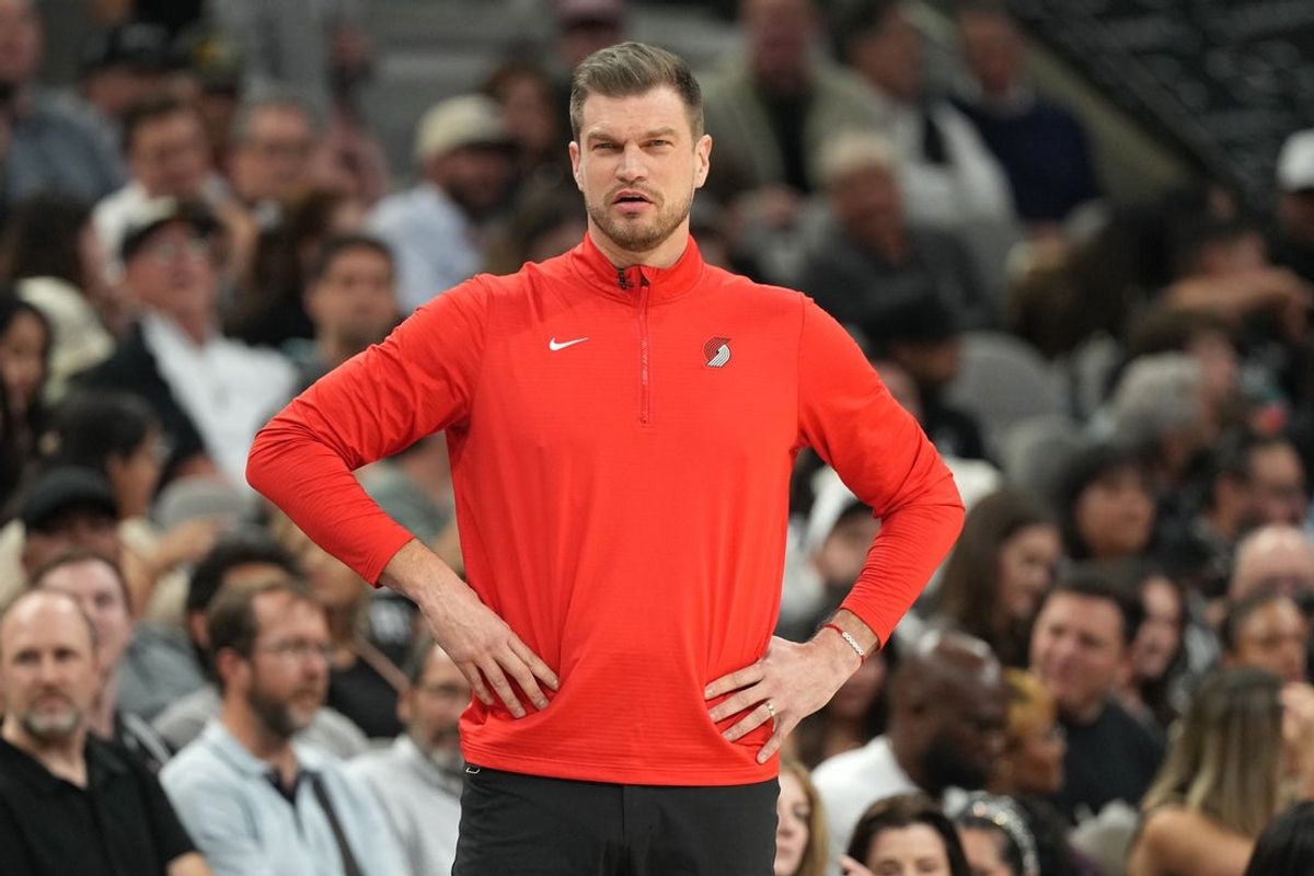 8 de abril de 2026; San Antonio, Texas, EUA; O técnico interino do Portland Trail Blazers, Tiago Splitter, observa o primeiro tempo do jogo contra o San Antonio Spurs no Frost Bank Center. Crédito obrigatório: Scott Wachter-Imagn Images