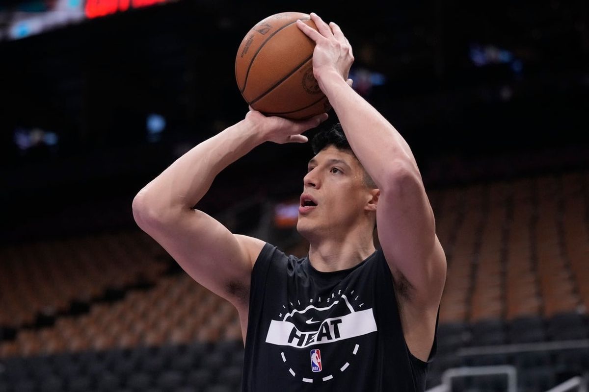 9 de abril de 2026; Toronto, Ontário, CAN; A atacante do Miami Heat, Simone Fontecchio (0), se aquece antes do jogo contra o Toronto Raptors, na Scotiabank Arena. Crédito obrigatório: John E. Sokolowski-Imagn Images