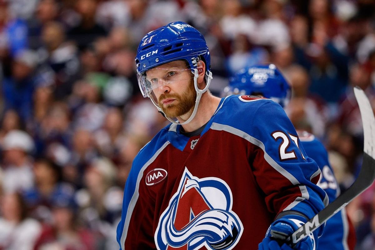 9 de abril de 2026; Denver, Colorado, EUA; O defensor do Colorado Avalanche, Brett Kulak (27), no terceiro período contra o Calgary Flames na Ball Arena. Crédito obrigatório: Isaiah J. Downing-Imagn Images