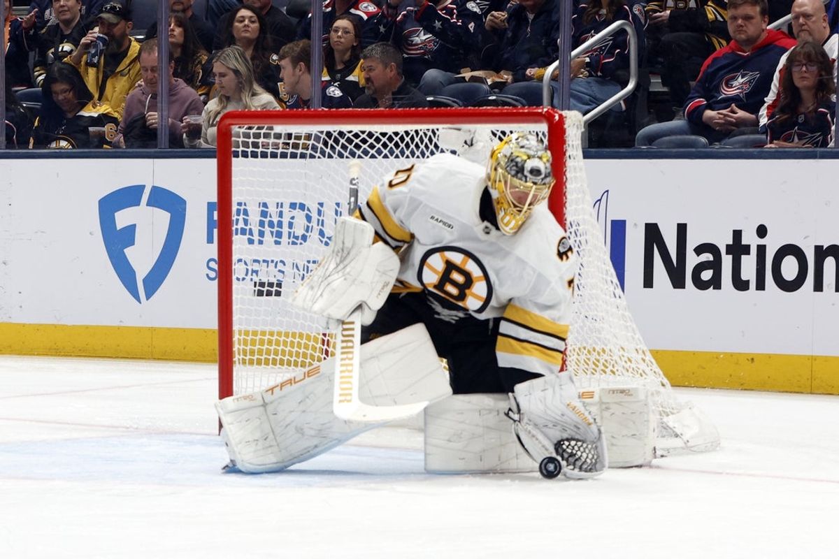 12 de abril de 2026; Columbus, Ohio, EUA; O goleiro do Boston Bruins, Joonas Korpisalo (70), faz uma defesa com luva contra o Columbus Blue Jackets durante o primeiro período na Nationwide Arena. Crédito obrigatório: Russell LaBounty-Imagn Images