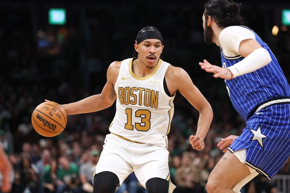 12 de abril de 2026; Boston, Massachusetts, EUA; O atacante do Boston Celtics, Ron Harper Jr (13), dribla pela quadra durante o segundo tempo contra o Orlando Magic, no TD Garden. Crédito obrigatório: Paul Rutherford-Imagn Images