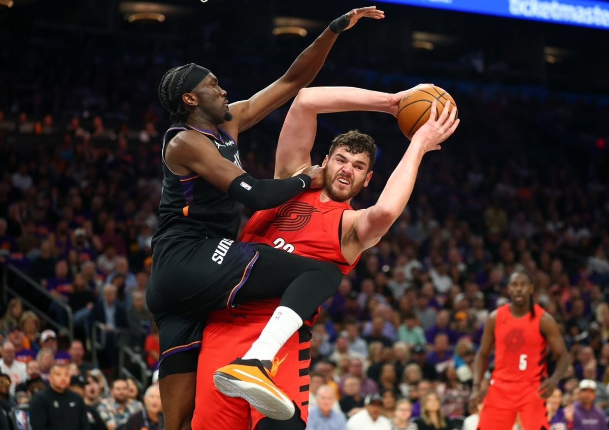 Apr 14, 2026; Phoenix, Arizona, USA; Phoenix Suns center Mark Williams (left) defends against Portland Trail Blazers center Donovan Clingan in the first half during the play-in rounds of the 2026 NBA Playoffs at Mortgage Matchup Center. Mandatory Credit: Mark J. Rebilas-Imagn Images