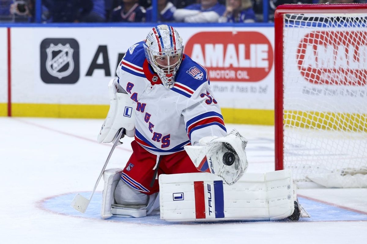 15 de abril de 2026; Tampa, Flórida, EUA; O goleiro do New York Rangers, Dylan Garand (33), faz uma defesa contra o Tampa Bay Lightning no terceiro período na Benchmark International Arena. Crédito obrigatório: Nathan Ray Seebeck-Imagn Images