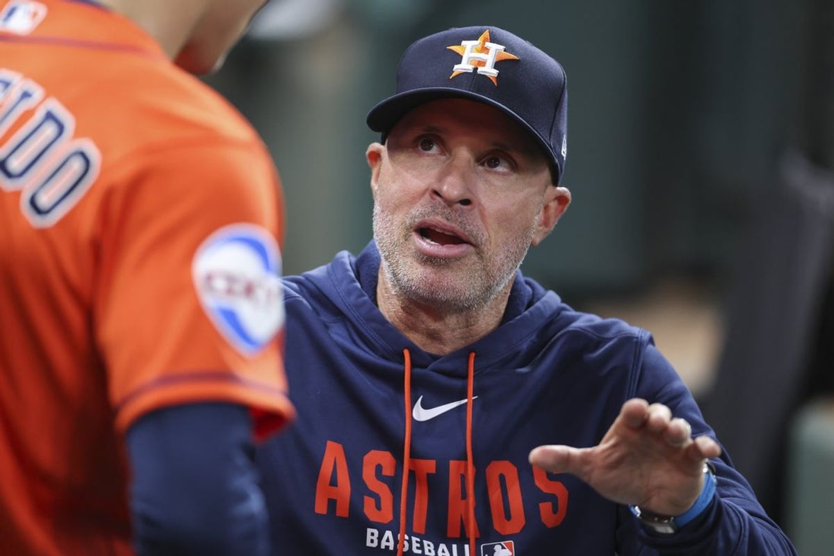 Apr 17, 2026; Houston, Texas, USA; Houston Astros manager Joe Espada talks with a player in the dugout before the game against the St. Louis Cardinals at Daikin Park. Mandatory Credit: Troy Taormina-Imagn Images