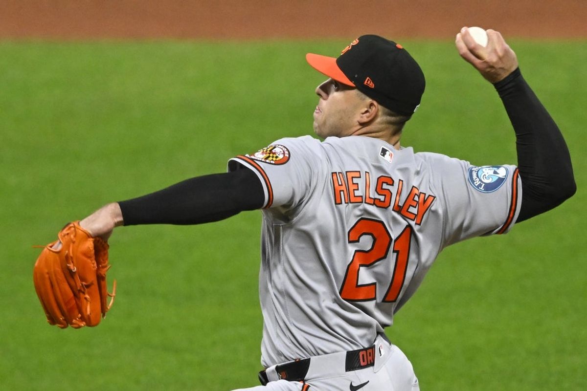 17 de abril de 2026; Cleveland, Ohio, EUA; O arremessador substituto do Baltimore Orioles, Ryan Helsley (21), faz um arremesso na nona entrada contra o Cleveland Guardians no Progressive Field. Crédito obrigatório: David Richard-Imagn Images