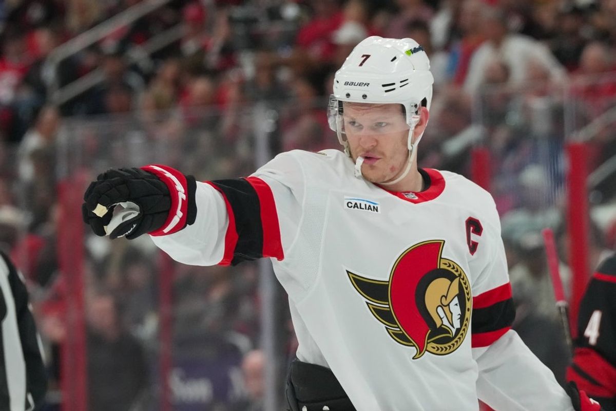 18 de abril de 2026; Raleigh, Carolina do Norte, EUA; O ala esquerdo do Ottawa Senators, Brady Tkachuk (7), reage contra o Carolina Hurricanes durante o segundo período do primeiro jogo da primeira rodada dos playoffs da Stanley Cup de 2026 no Lenovo Center. Crédito obrigatório: James Guillory-Imagn Images