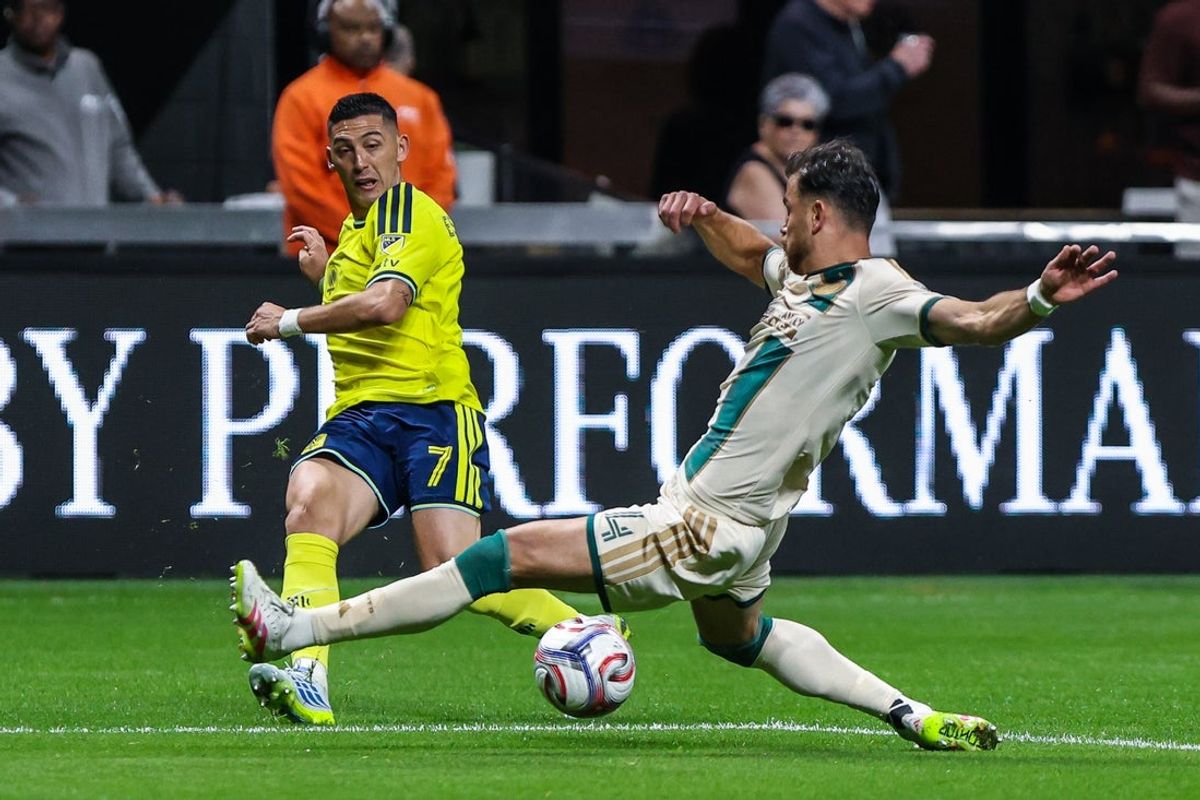 Apr 18, 2026; Atlanta, Georgia, USA; Nashville SC forward Cristian Espinoza (7) kick the ball towards the goal against Atlanta United defender Enea Mihaj (4) during the first half at Mercedes-Benz Stadium. Mandatory Credit: Jordan Godfree-Imagn Images