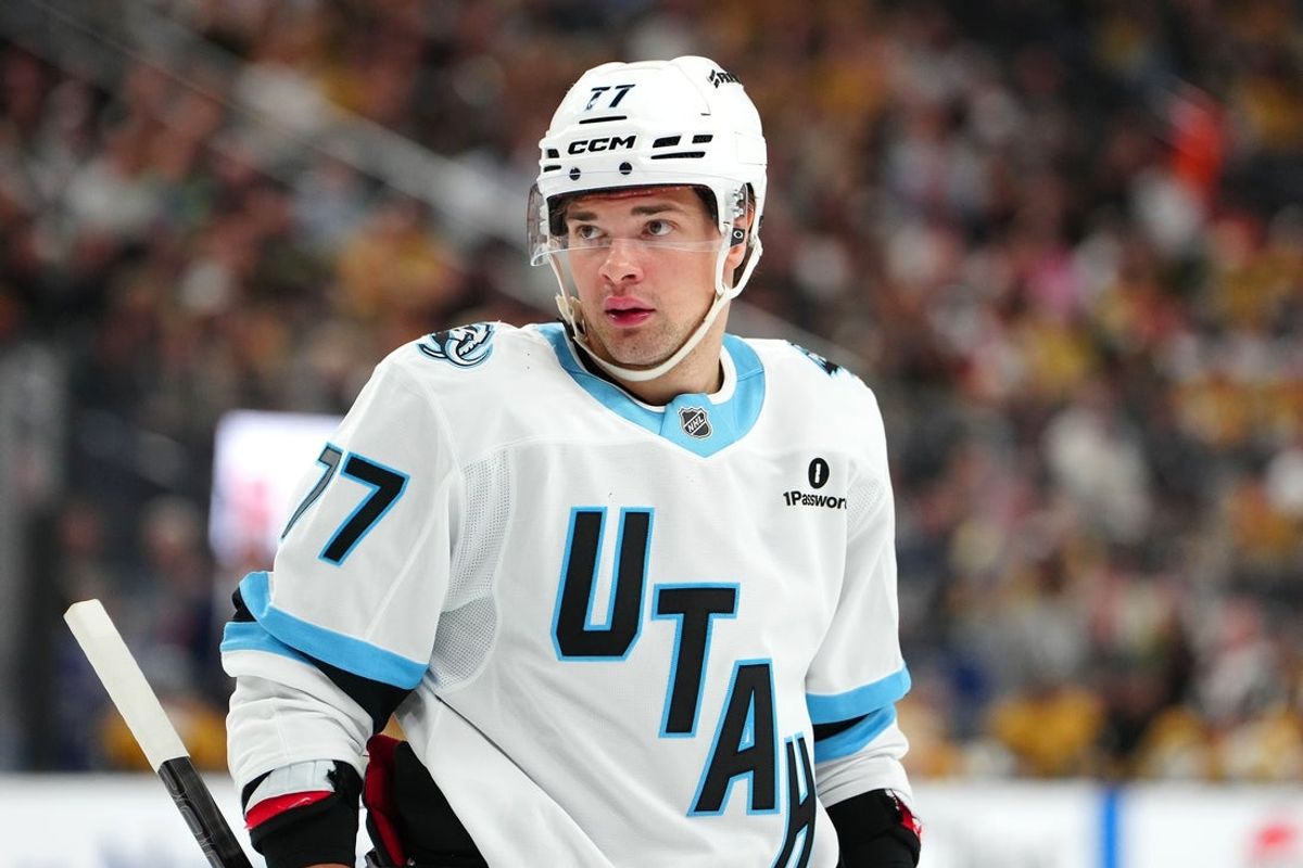 19 de abril de 2026; Las Vegas, Nevada, EUA; O ala direito do Utah Mammoth, JJ Peterka (77), aguarda o confronto contra o Vegas Golden Knights durante o segundo período do primeiro jogo da primeira rodada dos Playoffs da Stanley Cup de 2026 na T-Mobile Arena. Crédito obrigatório: Stephen R. Sylvanie-Imagn Images