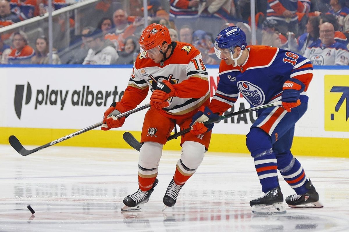 22 de abril de 2026; Edmonton, Alberta, CAN; O atacante do Anaheim Ducks, Troy Terry (19), e o atacante do Edmonton Oilers, Zach Hyman (18), lutam por um disco solto durante o segundo período do segundo jogo da primeira rodada dos Playoffs da Stanley Cup de 2026 em Rogers Place. Crédito obrigatório: Perry Nelson-Imagn Images
