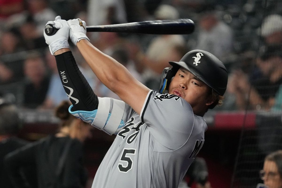 Apr 23, 2026; Phoenix, Arizona, USA; Chicago White Sox third baseman Munetaka Murakami (5) gets ready to hit against the Arizona Diamondbacks in the first inning at Chase Field. Mandatory Credit: Rick Scuteri-Imagn Images
