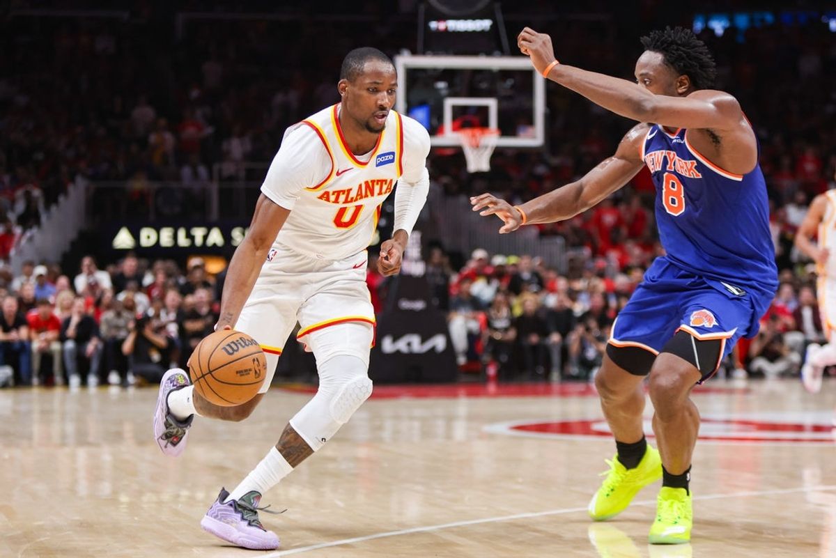 23 de abril de 2026; Atlanta, Geórgia, EUA; O atacante do Atlanta Hawks, Jonathan Kuminga (0), ataca o atacante do New York Knicks, Og ​​Anunoby (8), no terceiro quarto, durante o terceiro jogo da primeira rodada dos Playoffs da NBA de 2026, na State Farm Arena. Crédito obrigatório: Brett Davis-Imagn Images