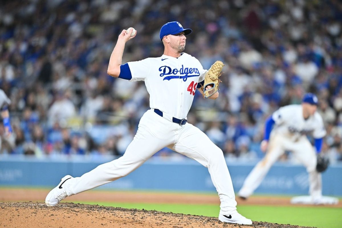 24 de abril de 2026; Los Angeles, Califórnia, EUA; O arremessador do Los Angeles Dodgers, Blake Treinen (49), arremessa durante a oitava entrada contra o Chicago Cubs no Dodger Stadium. Crédito obrigatório: William Liang-Imagn Images