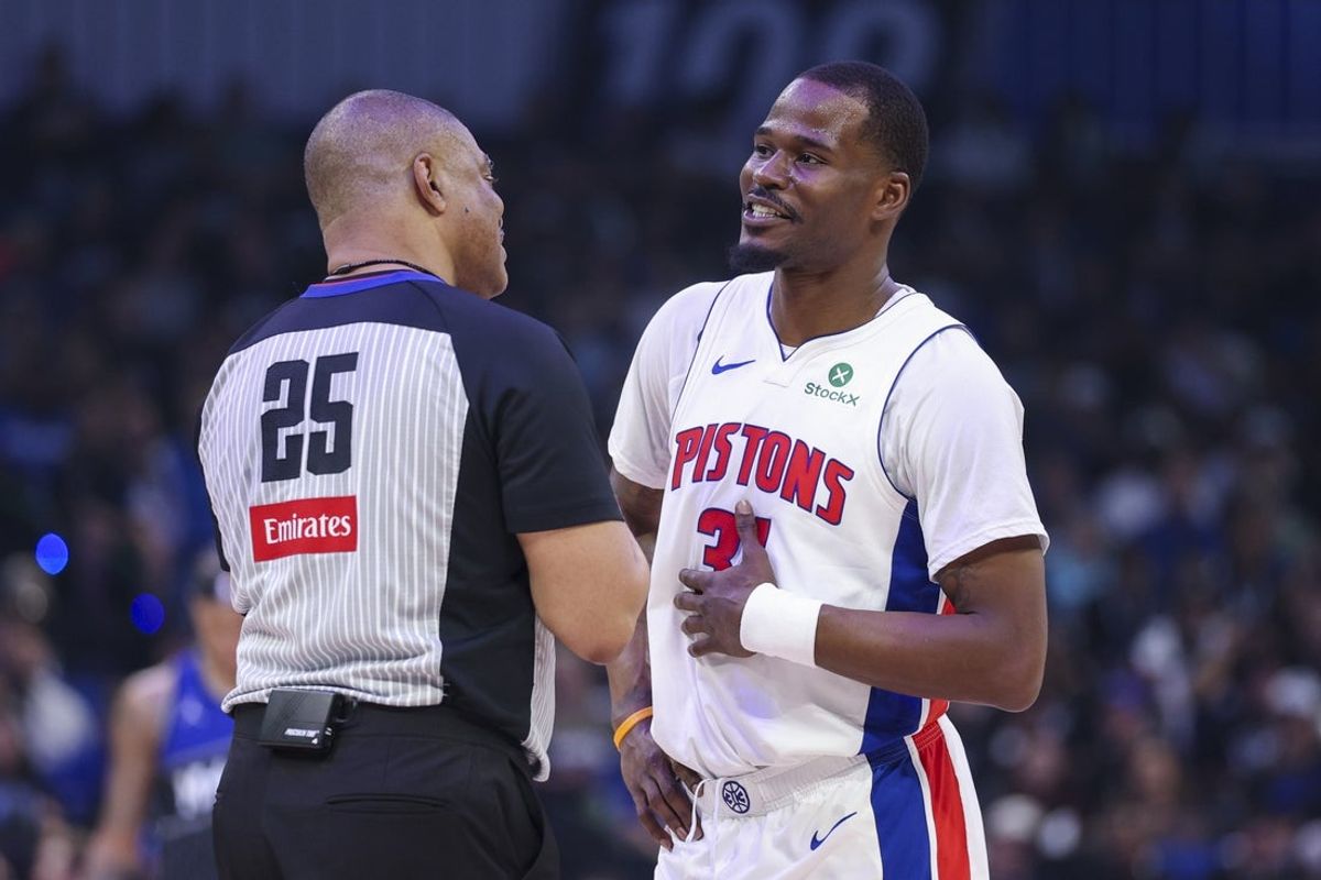 25 de abril de 2026; Orlando, Flórida, EUA; O armador do Detroit Pistons, Javonte Green (31), conversa com o árbitro Tony Brothers (25) contra o Orlando Magic no terceiro quarto, durante o terceiro jogo da primeira rodada dos Playoffs da NBA de 2026, no Kia Center. Crédito obrigatório: Nathan Ray Seebeck-Imagn Images