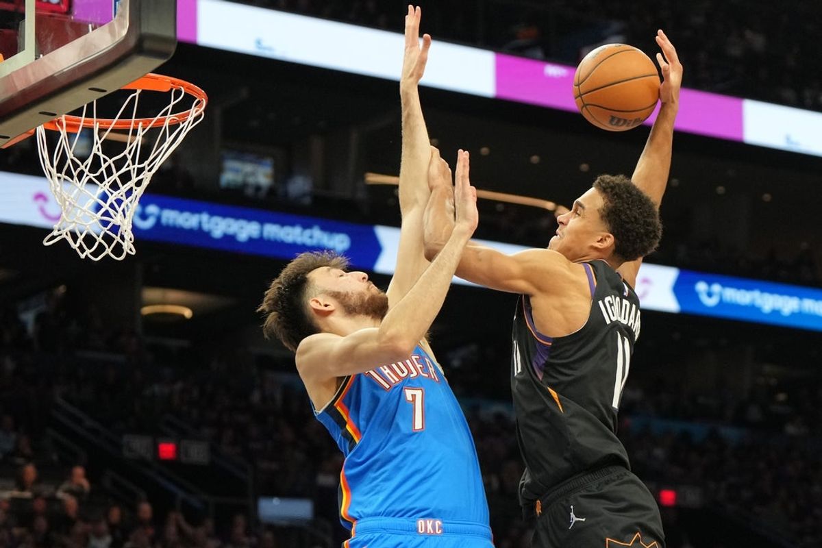 Apr 25, 2026; Phoenix, Arizona, USA; Phoenix Suns forward Oso Ighodaro (11) shoots over Oklahoma City Thunder center Chet Holmgren (7) in the second half during game three of the first round of the 2026 NBA Playoffs at Mortgage Matchup Center. Mandatory Credit: Rick Scuteri-Imagn Images