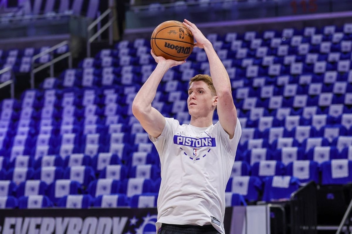 27 de abril de 2026; Orlando, Flórida, EUA; O armador do Detroit Pistons, Kevin Huerter (27), se aquece antes do jogo contra o Orlando Magic durante o quarto jogo da primeira rodada dos Playoffs da NBA de 2026 no Kia Center. Crédito obrigatório: Mike Watters-Imagn Images
