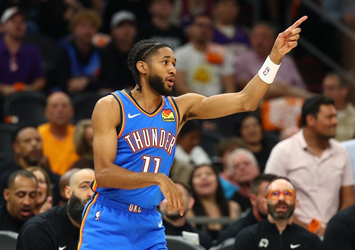 27 de abril de 2026; Phoenix, Arizona, EUA; O guarda do Oklahoma City Thunder, Isaiah Joe (11), comemora um chute contra o Phoenix Suns no primeiro tempo durante o quarto jogo da primeira rodada dos Playoffs da NBA de 2026 no Mortgage Matchup Center. Crédito obrigatório: Mark J. Rebilas-Imagn Images