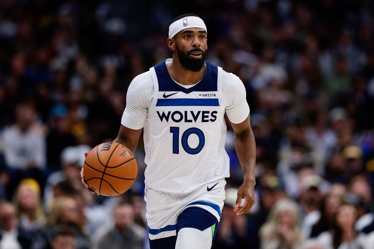27 de abril de 2026; Denver, Colorado, EUA; O armador do Minnesota Timberwolves, Mike Conley (10), dribla a bola na quadra no primeiro quarto contra o Denver Nuggets durante o quinto jogo da primeira rodada dos Playoffs da NBA de 2026 na Ball Arena. Crédito obrigatório: Isaiah J. Downing-Imagn Images