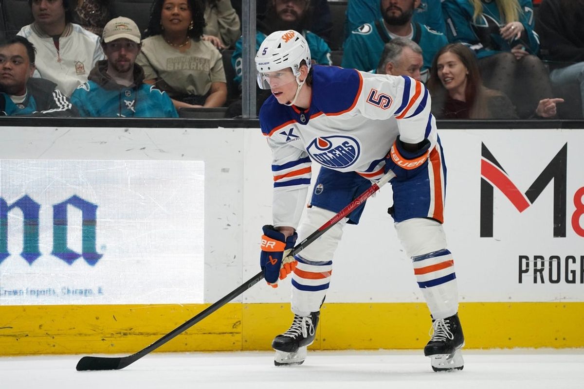 8 de abril de 2026; San José, Califórnia, EUA; O defensor do Edmonton Oilers, Connor Murphy (5), espera a retomada do jogo contra o San Jose Sharks durante o primeiro período no SAP Center em San Jose. Crédito obrigatório: David Gonzales-Imagn Images