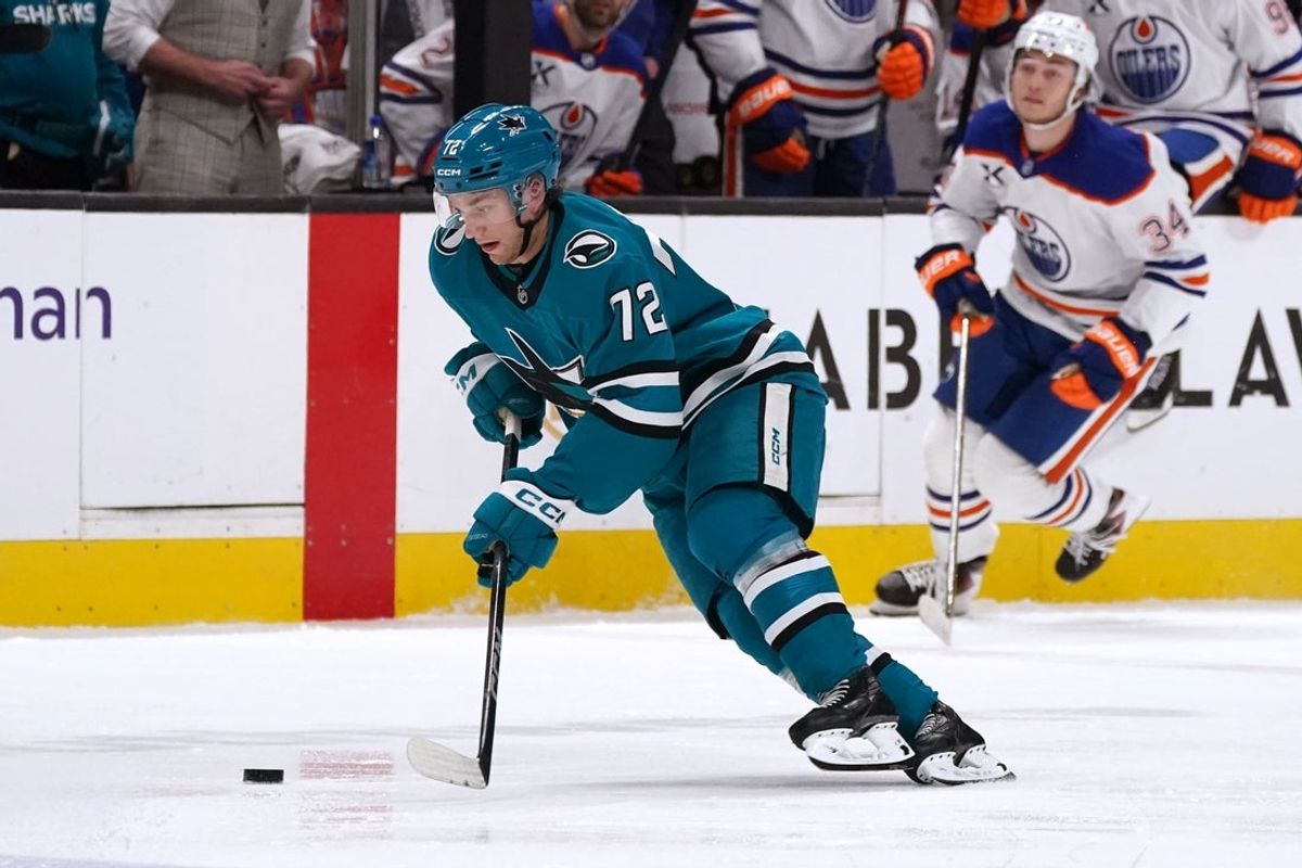 8 de abril de 2026; San José, Califórnia, EUA; O ala esquerdo do San Jose Sharks, William Eklund (72), controla o disco contra o Edmonton Oilers durante o segundo período no SAP Center em San Jose. Crédito obrigatório: David Gonzales-Imagn Images