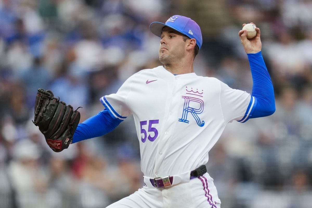 25 de abril de 2026; Kansas City, Missouri, EUA; O arremessador do Kansas City Royals, Cole Ragans (55), arremessa durante o primeiro turno contra o Los Angeles Angels no Kauffman Stadium. Crédito obrigatório: Jay Biggerstaff-Imagn Images