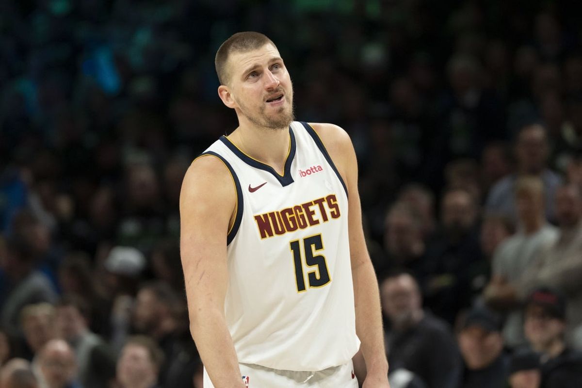 30 de abril de 2026; Mineápolis, Minnesota, EUA; O pivô do Denver Nuggets, Nikola Jokic (15), enfrenta o Minnesota Timberwolves no segundo tempo, durante o sexto jogo da primeira rodada dos Playoffs da NBA de 2026, no Target Center. Crédito obrigatório: Jesse Johnson-Imagn Images