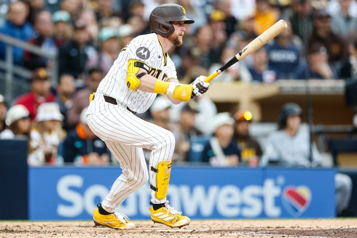 2 de maio de 2026; San Diego, Califórnia, EUA; O segunda base do San Diego Padres, Jake Cronenworth (9), acerta uma única durante a quinta entrada contra o Chicago White Sox em Petco Park. Crédito obrigatório: David Frerker-Imagn Images