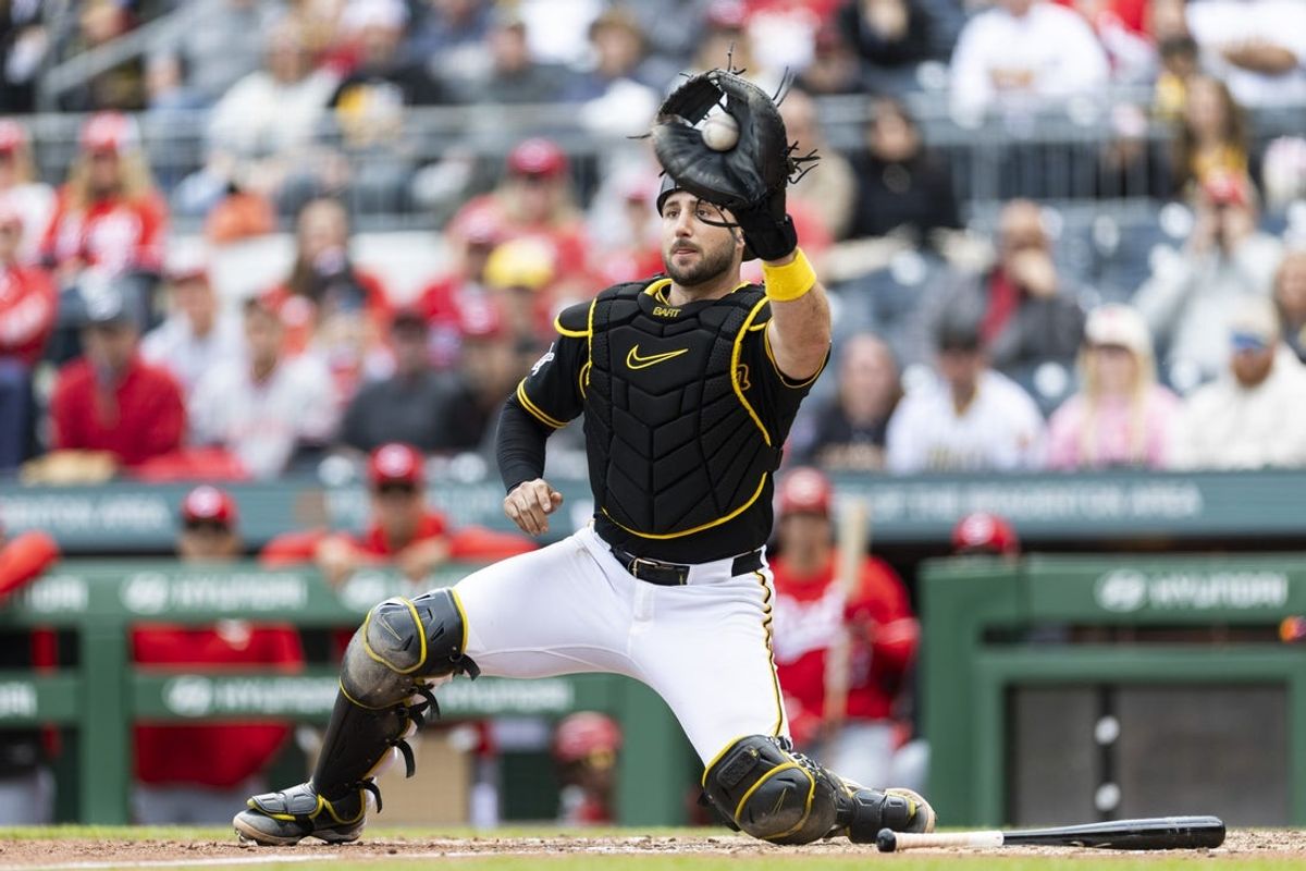3 de maio de 2026; Pittsburgh, Pensilvânia, EUA; O apanhador do Pittsburgh Pirates, Joey Bart (14), pega a bola no home plate para eliminar o Cincinnati Reds durante a oitava entrada no PNC Park. Crédito obrigatório: Scott Galvin-Imagn Images