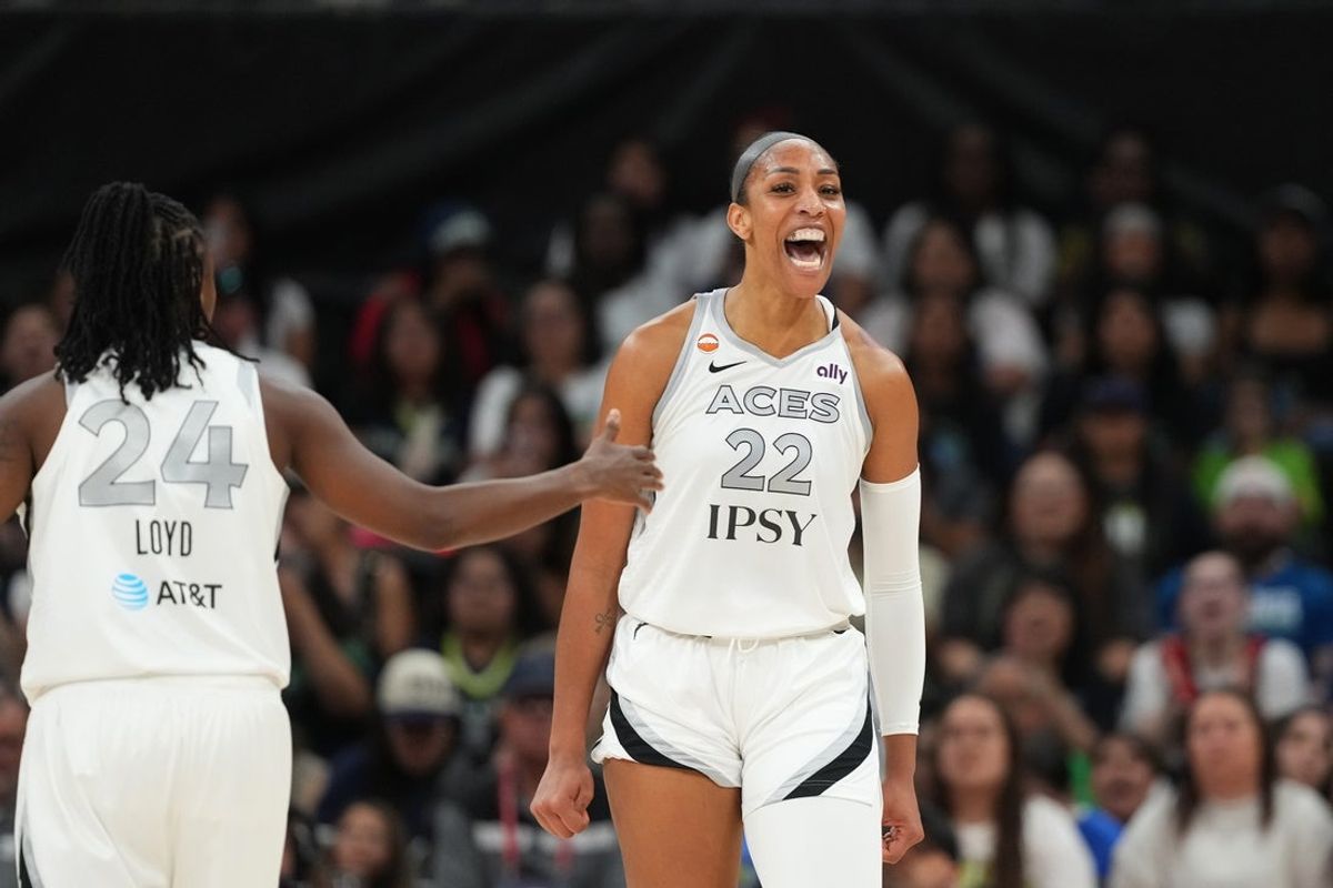 3 de maio de 2026; Austin, Texas, EUA; O pivô do Las Vegas Aces, A'ja Wilson (22), reage após marcar ao sofrer uma falta durante o primeiro tempo contra o Dallas Wings no Moody Center. Crédito obrigatório: Scott Wachter-Imagn Images