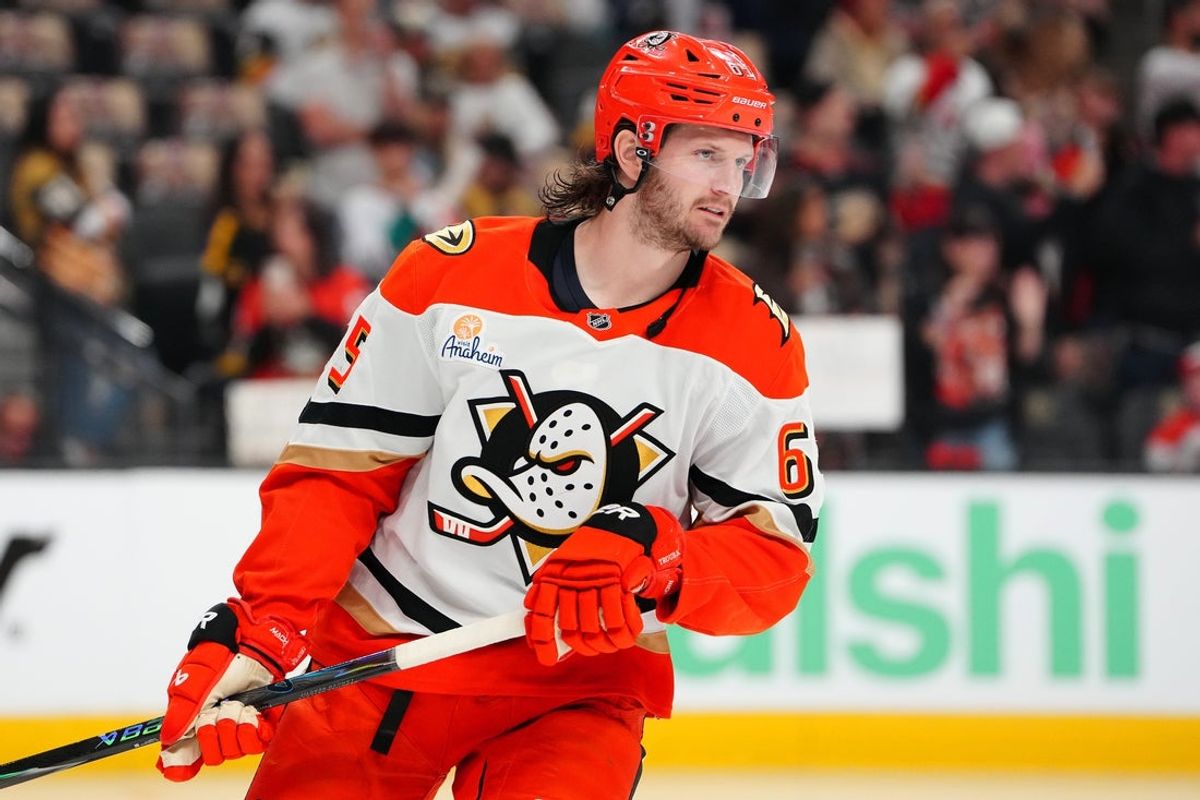 6 de maio de 2026; Las Vegas, Nevada, EUA; O defensor do Anaheim Ducks, Jacob Trouba (65), se aquece antes do início do segundo jogo contra o Vegas Golden Knights na segunda rodada dos Playoffs da Stanley Cup de 2026 na T-Mobile Arena. Crédito obrigatório: Stephen R. Sylvanie-Imagn Images