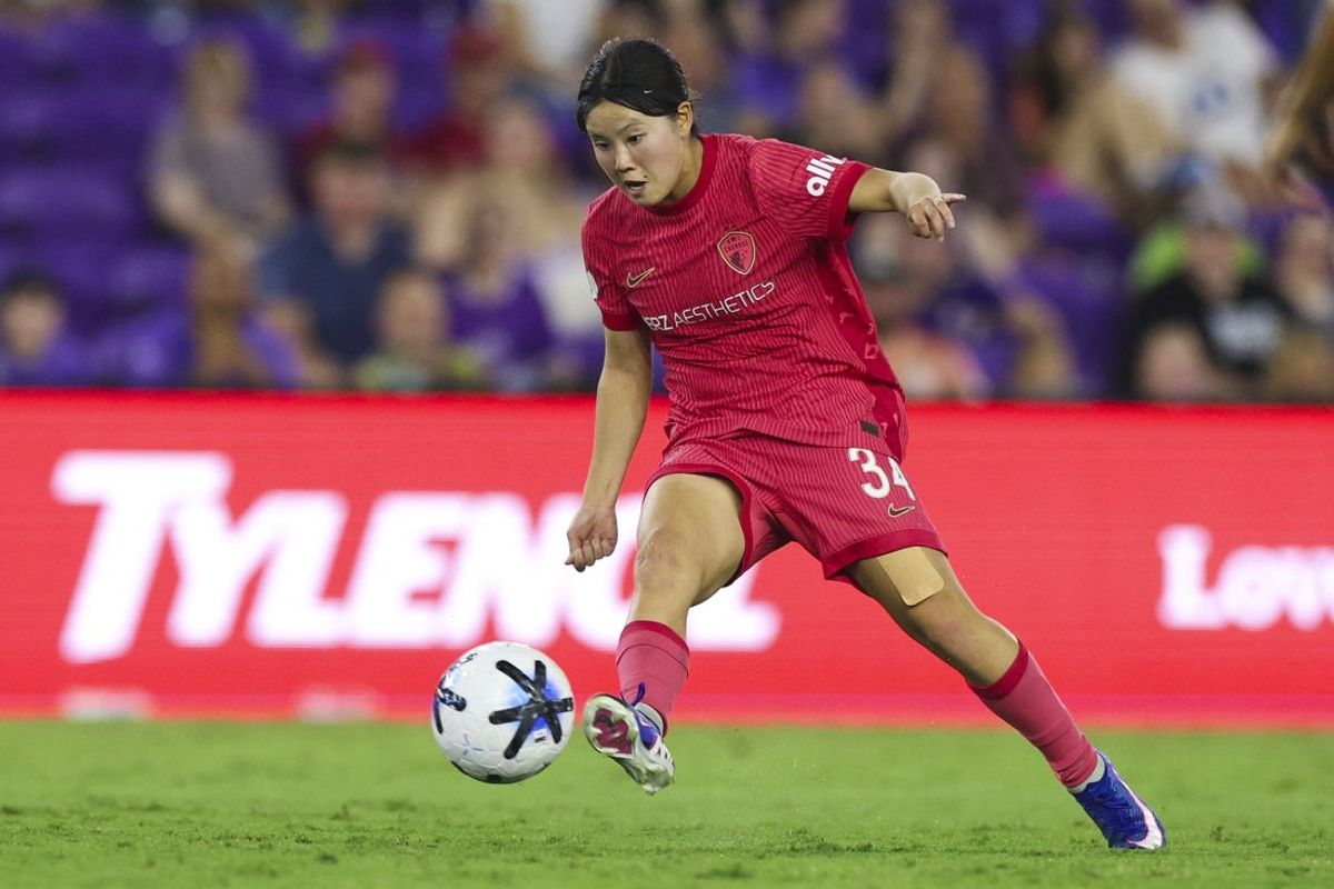 8 de maio de 2026; Orlando, Flórida, EUA; O meio-campista do North Carolina Courage, Manaka Matsukubo (34), controla a bola contra o Orlando Pride no segundo tempo, no Inter&Co Stadium. Crédito obrigatório: Nathan Ray Seebeck-Imagn Images