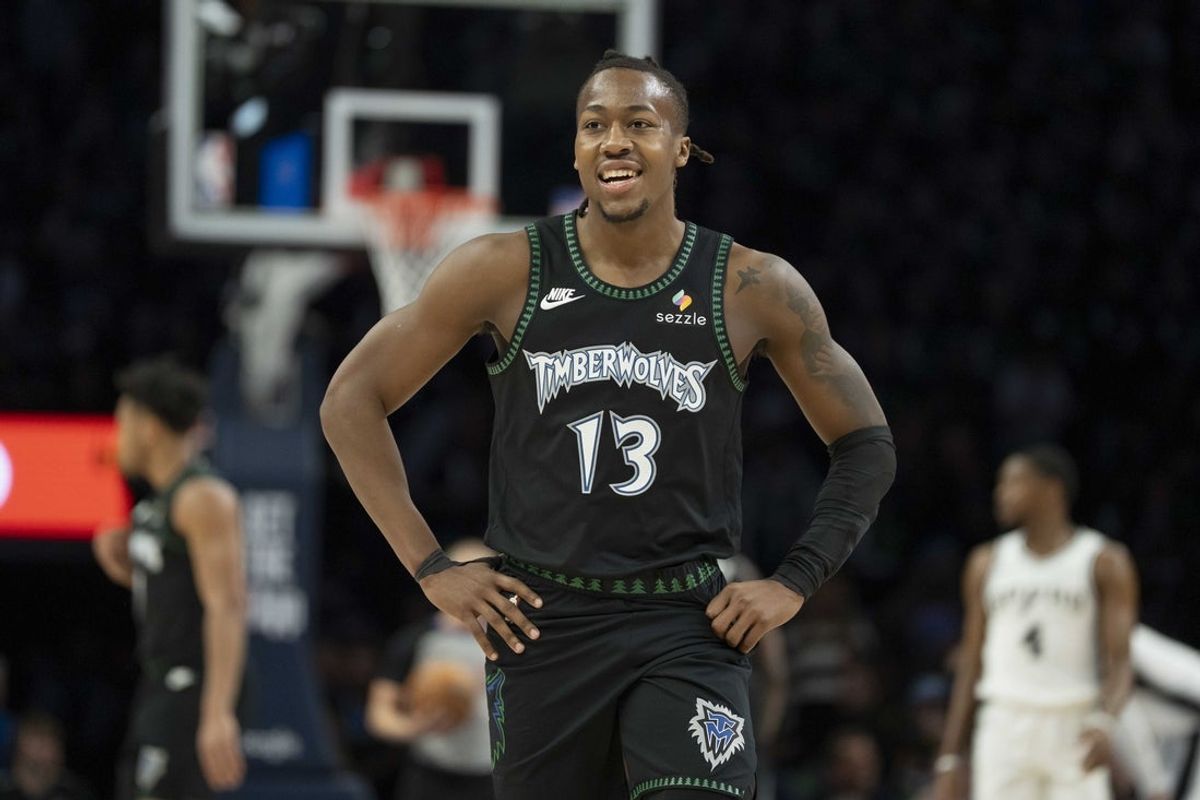 8 de maio de 2026; Mineápolis, Minnesota, EUA; Minnesota Timberwolves guarda Ayo Dosunmu (13) contra o San Antonio Spurs no primeiro tempo durante o terceiro jogo da segunda rodada dos Playoffs da NBA de 2026 no Target Center. Crédito obrigatório: Jesse Johnson-Imagn Images