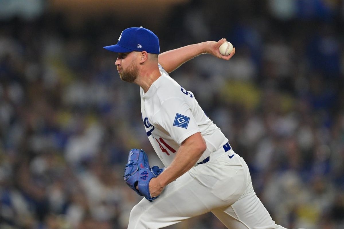 8 de maio de 2026; Los Angeles, Califórnia, EUA; O arremessador do Los Angeles Dodgers, Brock Stewart (41), arremessa durante a oitava entrada contra o Atlanta Braves no Dodger Stadium. Crédito obrigatório: Jayne Kamin-Oncea-Imagn Images