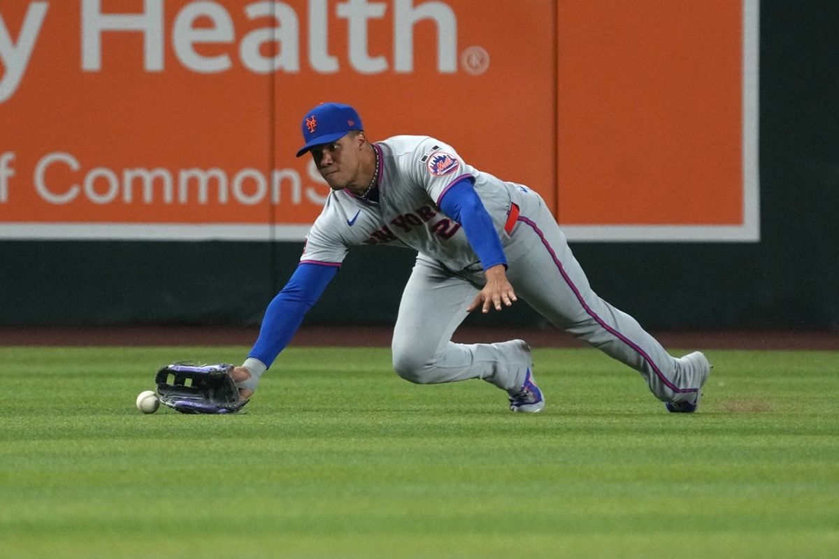 May 9, 2026; Phoenix, Arizona, USA; New York Mets left fielder Juan Soto (22) dives for the ball against the Arizona Diamondbacks in the seventh inning at Chase Field. Mandatory Credit: Rick Scuteri-Imagn Images
