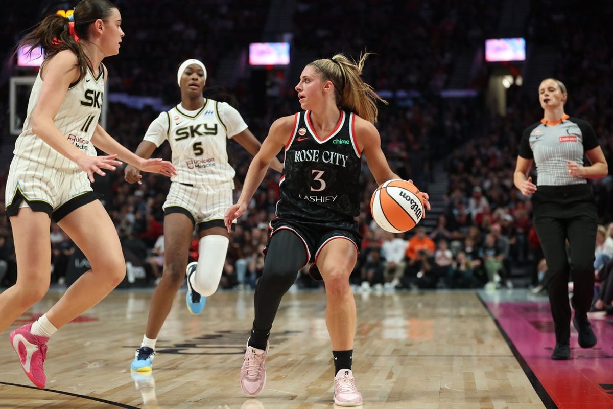 9 de maio de 2026; Portland, Oregon, EUA; A armadora do Portland Fire, Sarah Ashlee Barker (3), tenta passar a bola para a guarda do Chicago Sky, Gabriela Jaquez (11), e para o atacante Rickea Jackson (5), no segundo tempo, no Moda Center. Crédito obrigatório: Jaime Valdez-Imagn Images