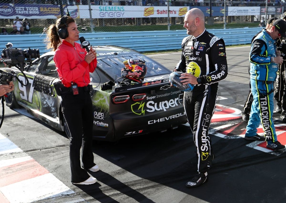 10 de maio de 2026; Watkins Glen, Nova York, EUA; O piloto da NASCAR Cup Series, Shane Van Gisbergen, carrega uma bola de rugby depois de vencer o Go Bowling no The Glen, em Watkins Glen International. Crédito obrigatório: Matthew O'Haren-Imagn Images
