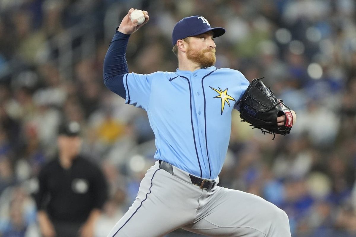 11 de maio de 2026; Toronto, Ontário, CAN; O arremessador titular do Tampa Bay Rays, Drew Rasmussen (57), arremessa para o Toronto Blue Jays durante a segunda entrada no Rogers Centre. Crédito obrigatório: John E. Sokolowski-Imagn Images