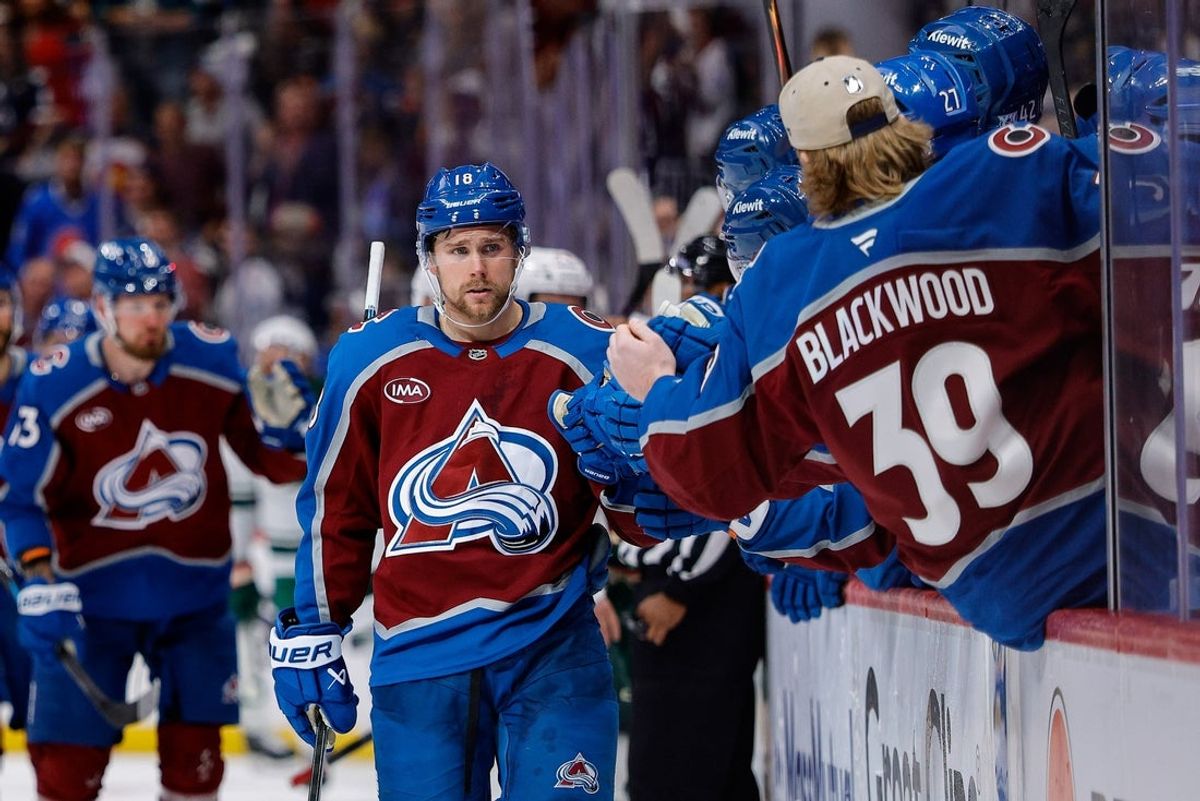 13 de maio de 2026; Denver, Colorado, EUA; O pivô do Colorado Avalanche, Jack Drury (18), comemora no banco após seu gol no terceiro período contra o Minnesota Wild no quinto jogo da segunda rodada dos Playoffs da Stanely Cup de 2026 na Ball Arena. Crédito obrigatório: Isaiah J. Downing-Imagn Images