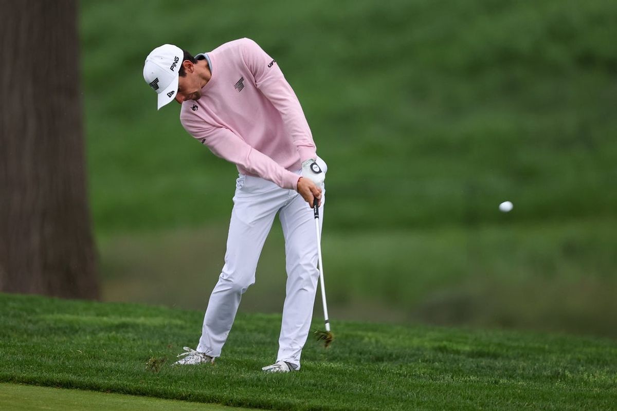 14 de maio de 2026; Newtown Square, Pensilvânia, EUA; Joaquin Niemann dá sua tacada no décimo buraco durante a primeira rodada do torneio de golfe PGA Championship no Aronimink Golf Club. Crédito obrigatório: Bill Streicher-Imagn Images
