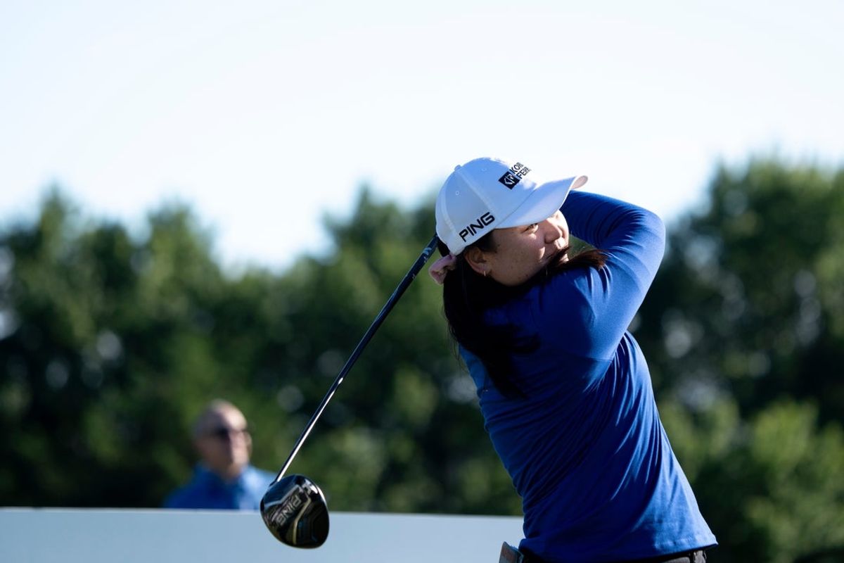 Yan Liu, de Fujian, República Popular da China, dá a tacada inicial durante a primeira rodada do LPGA Queen City Championship no Maketewah Country Club em Cincinnati na quinta-feira, 14 de maio de 2026.