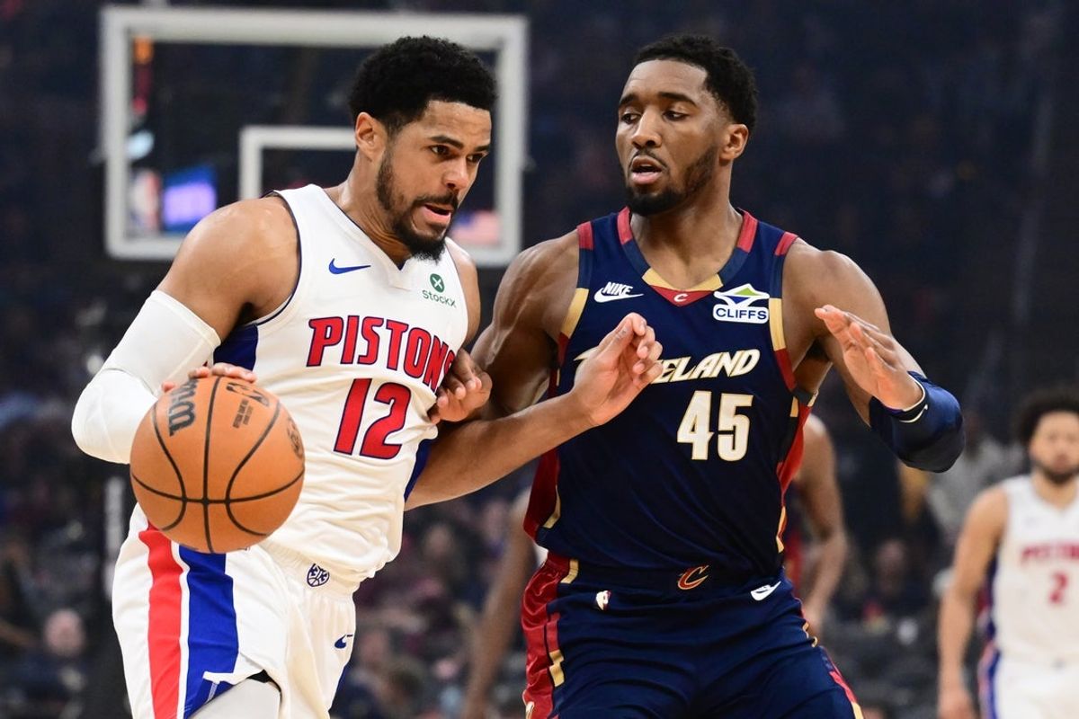 15 de maio de 2026; Cleveland, Ohio, EUA; O atacante do Detroit Pistons, Tobias Harris (12), acerta a cesta contra o guarda do Cleveland Cavaliers, Donovan Mitchell (45), durante o segundo tempo do sexto jogo da segunda rodada dos Playoffs da NBA de 2026, na Rocket Arena. Crédito obrigatório: Ken Blaze-Imagn Images