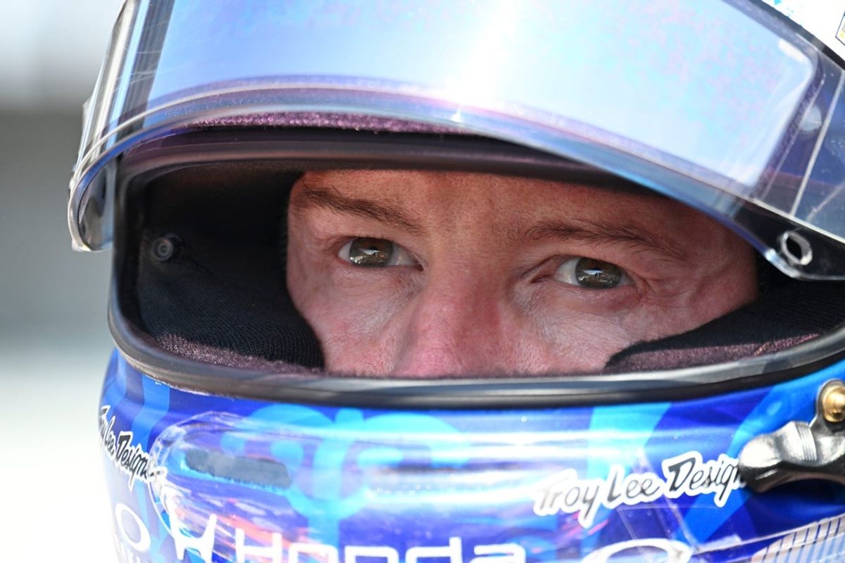 O piloto da Chip Ganassi Racing, Scott Dixon (9), se prepara para fazer sua corrida no domingo, 17 de maio de 2026, durante a qualificação para a 110ª corrida das 500 Milhas de Indianápolis no Indianapolis Motor Speedway.