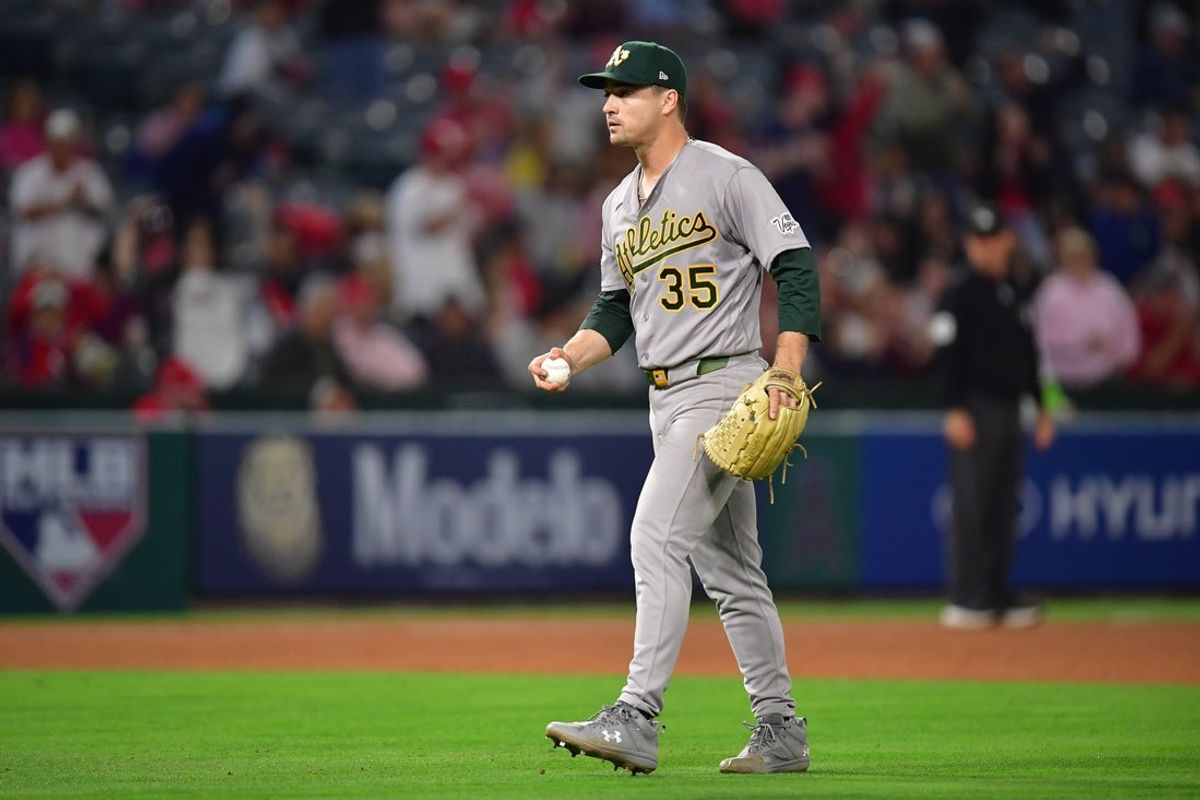 18 de maio de 2026; Anaheim, Califórnia, EUA; O arremessador de atletismo JT Ginn (35) reage após desistir de um single contra o segunda base do Los Angeles Angels, Adam Frazier (20), durante a nona entrada no Angel Stadium. Crédito obrigatório: Gary A. Vasquez-Imagn Images