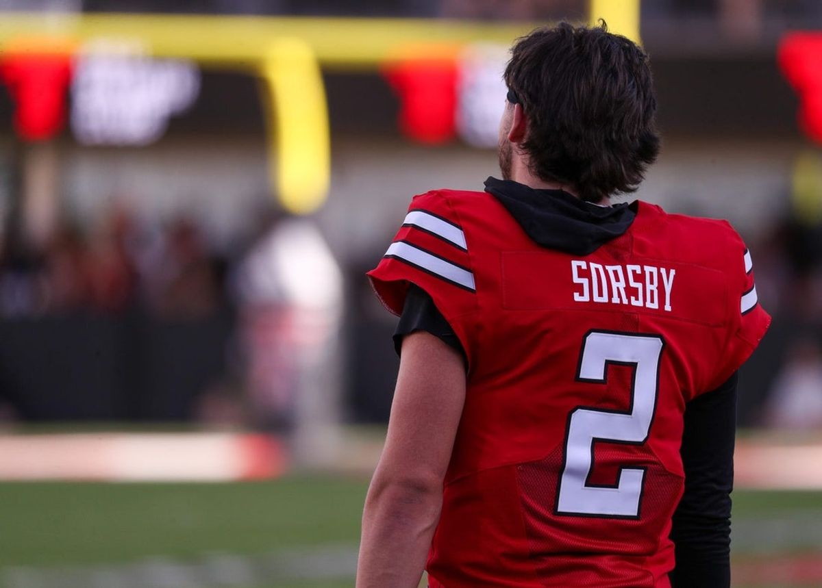 Brendan Sorsby, da Texas Tech, observa durante o jogo de futebol americano da primavera, sexta-feira, 17 de abril de 2026, no Jones AT&T Stadium.