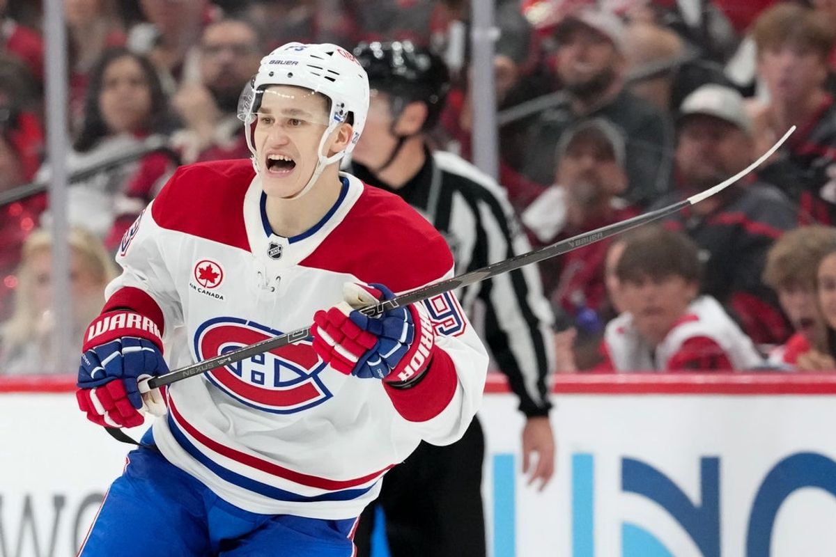 21 de maio de 2026; Raleigh, Carolina do Norte, EUA; O ala direito do Montreal Canadiens, Ivan Demidov (93), reage durante o terceiro período contra o Carolina Hurricanes no primeiro jogo da final da Conferência Leste dos Playoffs da Stanley Cup de 2026 no Lenovo Center. Crédito obrigatório: James Guillory-Imagn Images