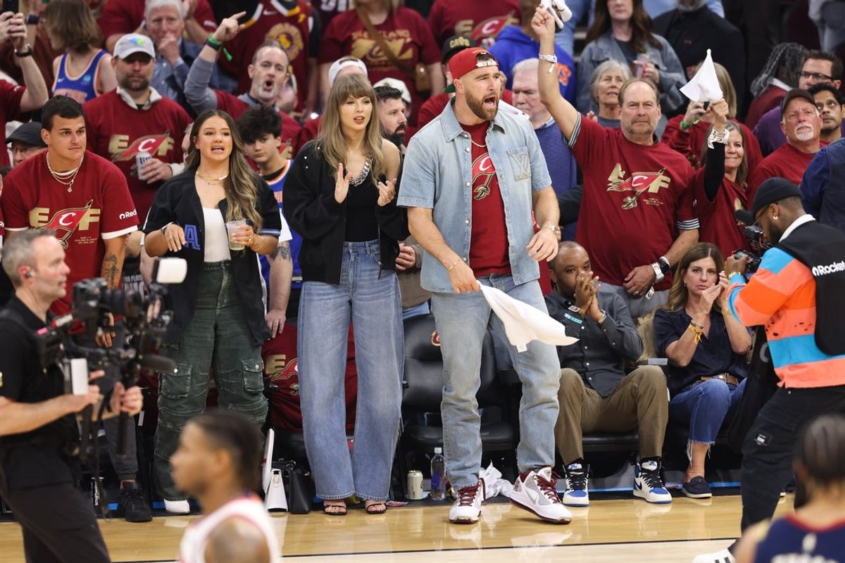 23 de maio de 2026; Cleveland, Ohio, EUA; Taylor Swift e Travis Kelce reagem durante o terceiro jogo das finais da Conferência Leste para os playoffs da NBA de 2026 entre o New York Knicks e o Cleveland Cavaliers na Rocket Arena. Crédito obrigatório: Scott Galvin-Imagn Images