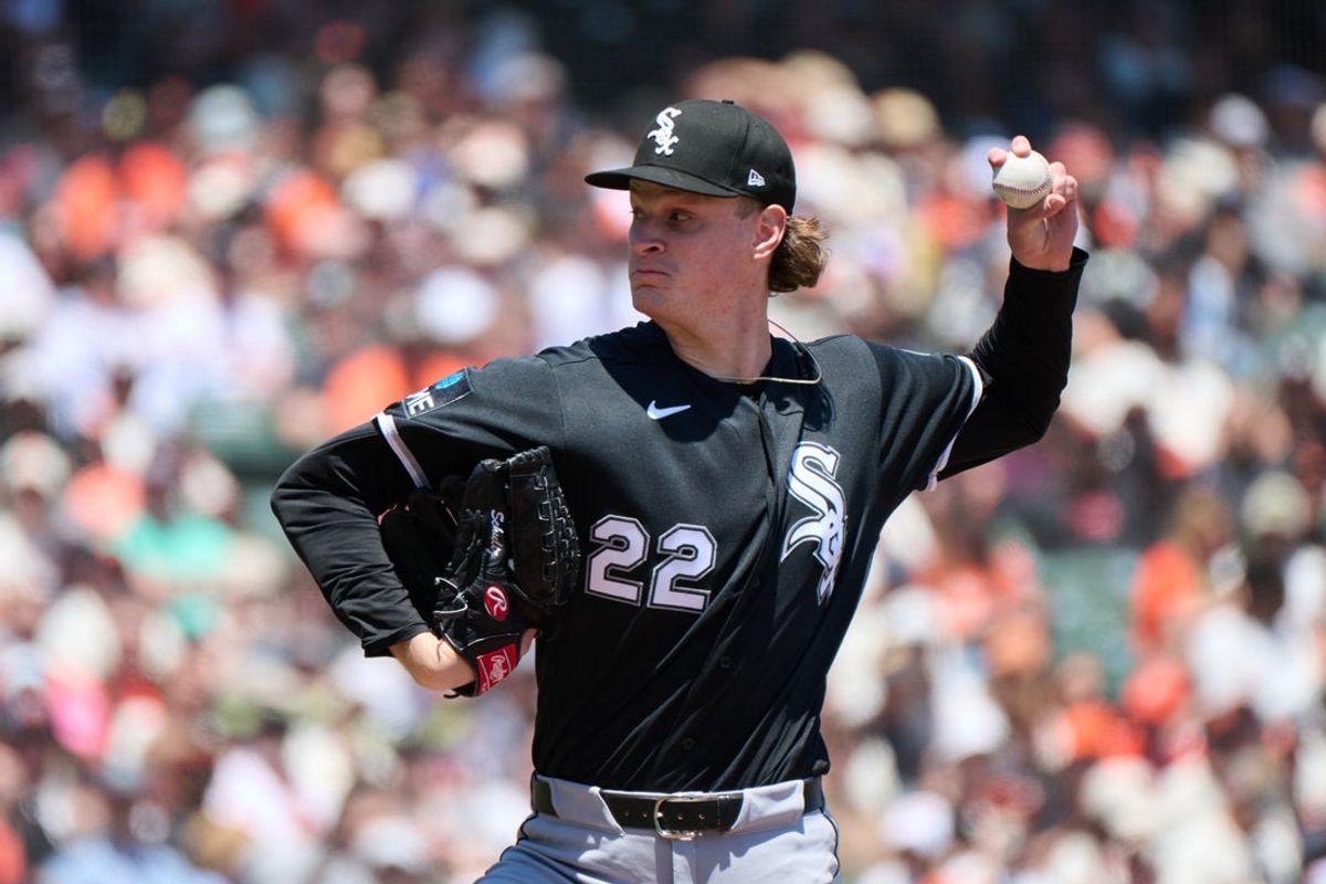 24 de maio de 2026; São Francisco, Califórnia, EUA; O arremessador titular do Chicago White Sox, Noah Schultz (22), lança um arremesso contra o San Francisco Giants durante o primeiro inning no Oracle Park. Crédito obrigatório: Robert Edwards-Imagn Images