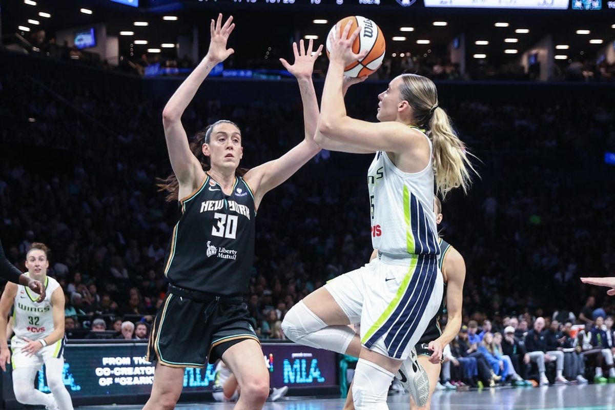 24 de maio de 2026; Brooklyn, Nova York, EUA; A armadora do Dallas Wings, Paige Bueckers (5), ultrapassou Breanna Stewart (30), atacante do New York Liberty, no segundo quarto no Barclays Center. Crédito obrigatório: Wendell Cruz-Imagn Images