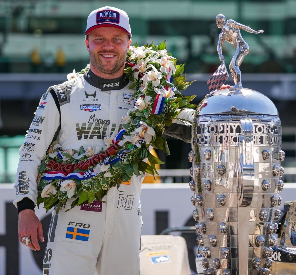 Meyer Shank Racing com o piloto da Curb Agajanian Felix Rosenqvist (60) posa para fotos na segunda-feira, 25 de maio de 2026, após vencer a 110ª corrida das 500 Milhas de Indianápolis no Indianapolis Motor Speedway.