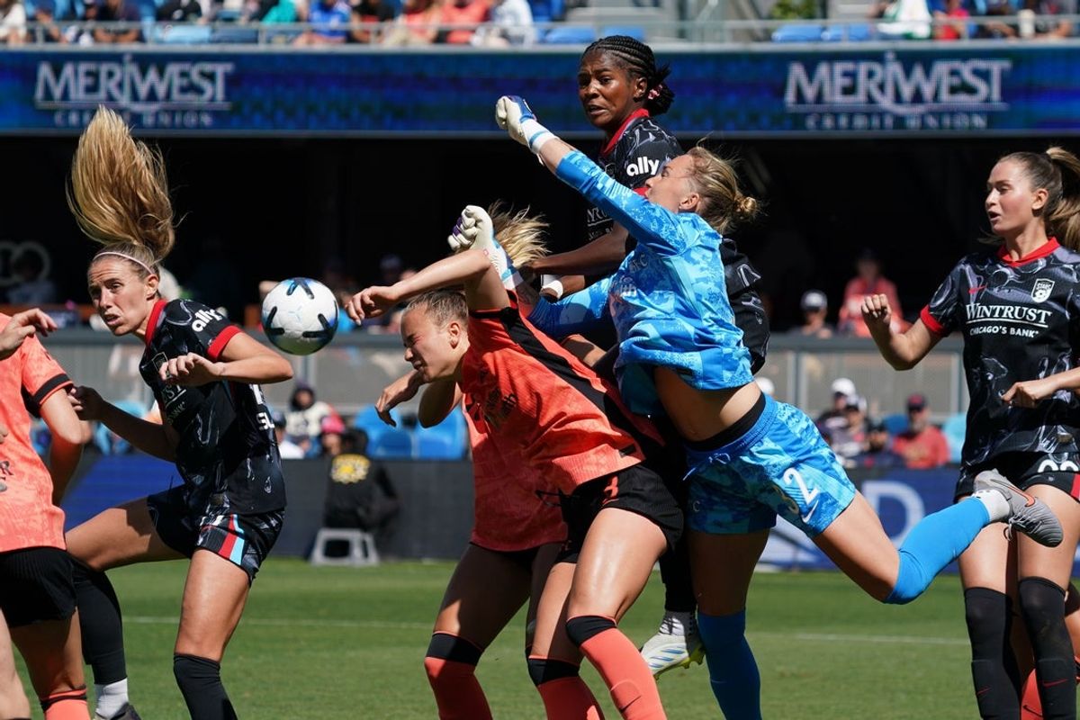 May 24, 2026; San Jose, California, USA;  Bay FC goalkeeper Emmie Allen (32) and midfielder Claire Hutton (8) block the ball from Chicago Stars midfielder Maitane (77), midfielder Brianna Pinto (10), and forward Jordyn Huitema (99) in the second half at PayPal Park. Mandatory Credit: David Gonzales-Imagn Images